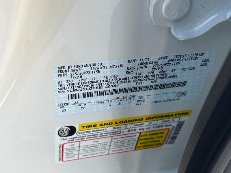 Lincoln Navigator Vehicle Full-screen Gallery Image 28