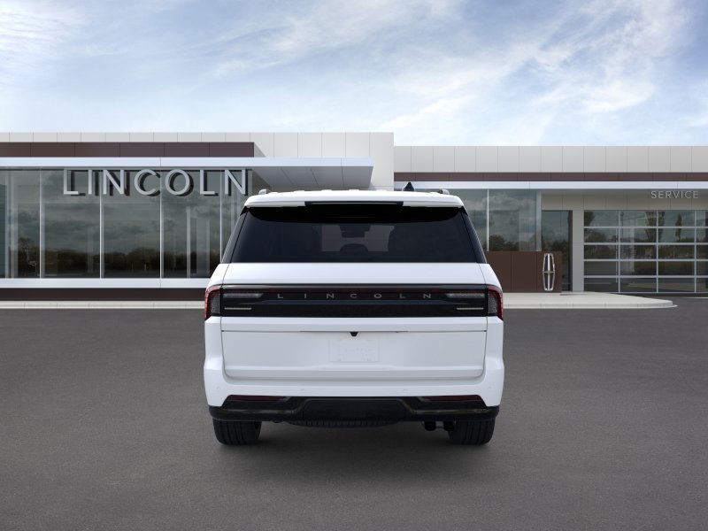 Lincoln Navigator Vehicle Full-screen Gallery Image 05