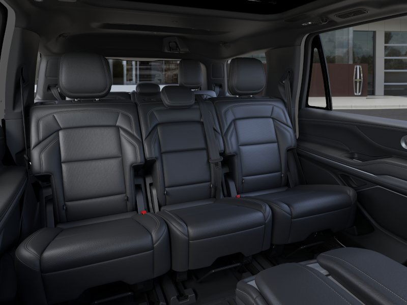 Lincoln Navigator Vehicle Full-screen Gallery Image 12