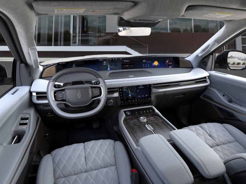 Lincoln Navigator L Vehicle Full-screen Gallery Image 10