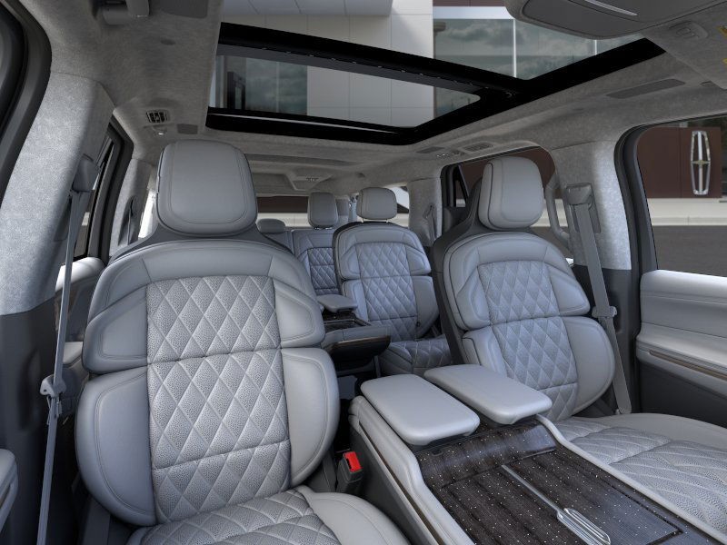 Lincoln Navigator L Vehicle Full-screen Gallery Image 11