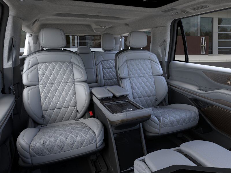 Lincoln Navigator L Vehicle Full-screen Gallery Image 12