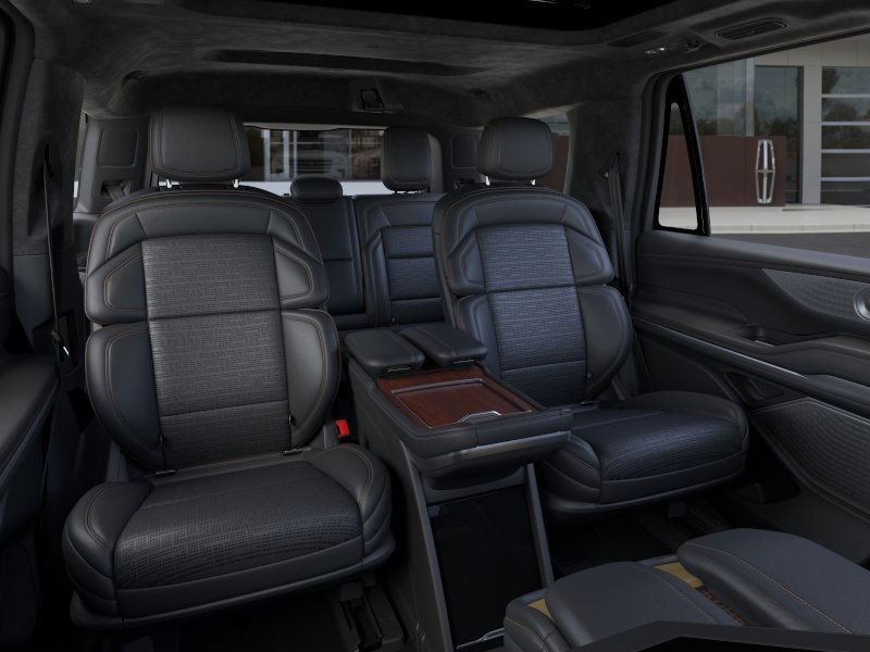 Lincoln Navigator Vehicle Full-screen Gallery Image 12