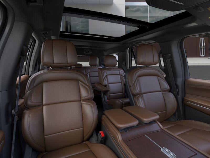Lincoln Navigator Vehicle Full-screen Gallery Image 11