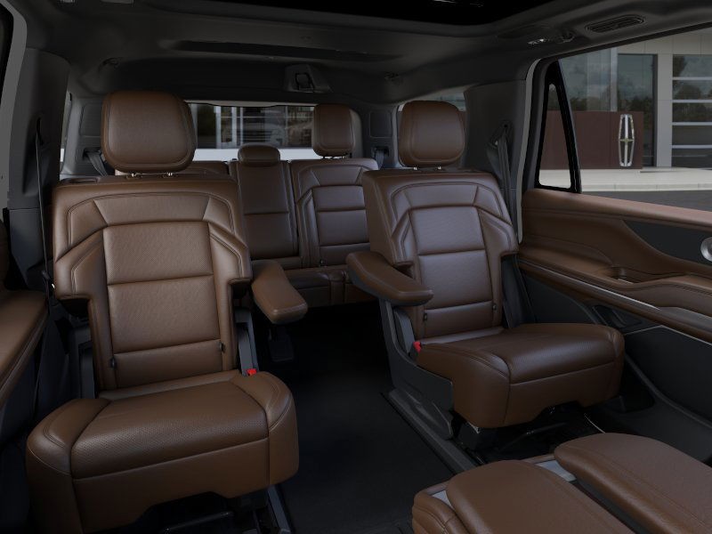 Lincoln Navigator Vehicle Full-screen Gallery Image 12