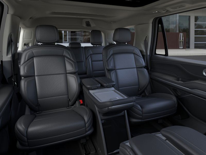 Lincoln Navigator Vehicle Full-screen Gallery Image 12