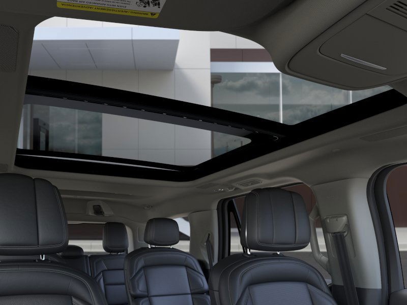 Lincoln Navigator Vehicle Full-screen Gallery Image 23