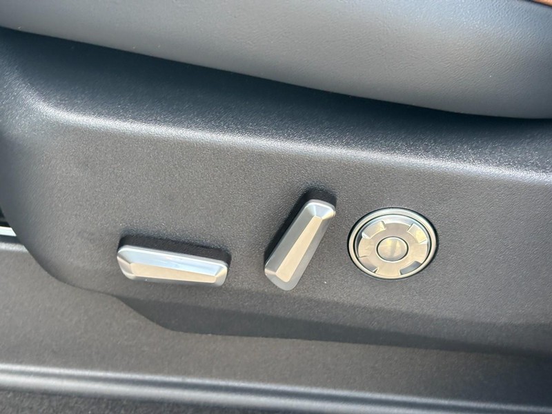 Lincoln Navigator L Vehicle Full-screen Gallery Image 26