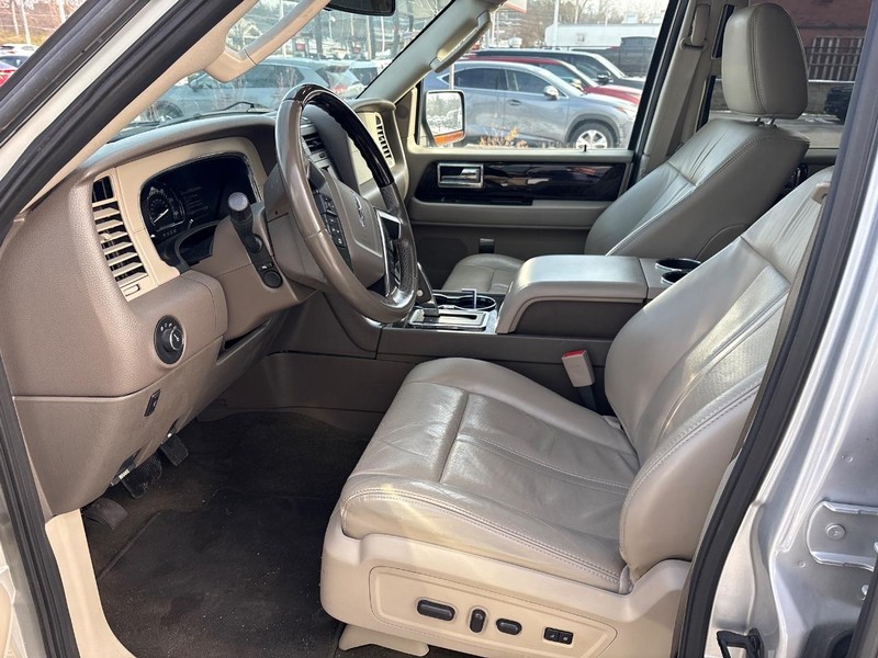 Lincoln Navigator L Vehicle Full-screen Gallery Image 05