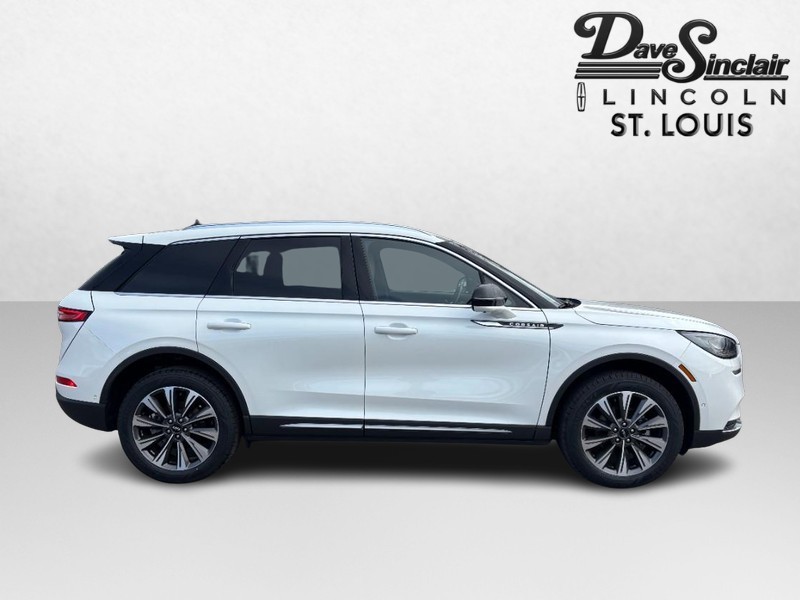 Lincoln Corsair Vehicle Full-screen Gallery Image 04