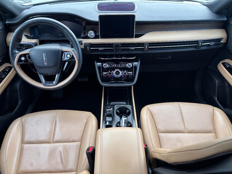 Lincoln Corsair Vehicle Full-screen Gallery Image 12