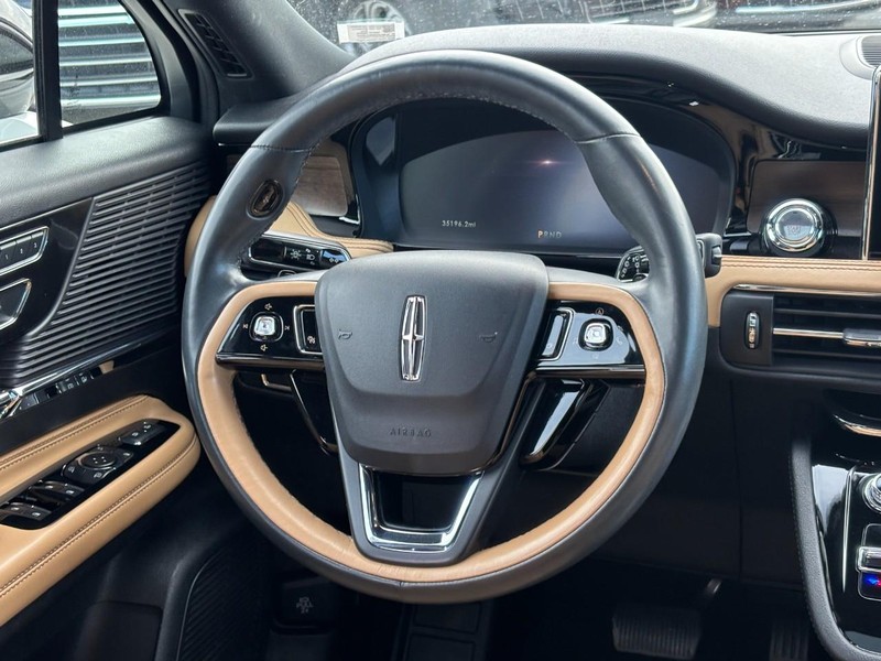 Lincoln Corsair Vehicle Full-screen Gallery Image 13