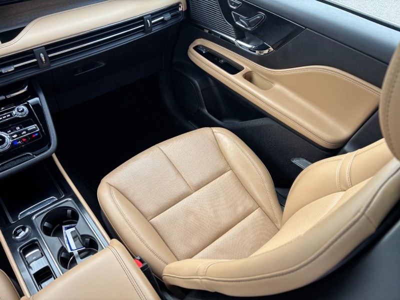 Lincoln Corsair Vehicle Full-screen Gallery Image 15