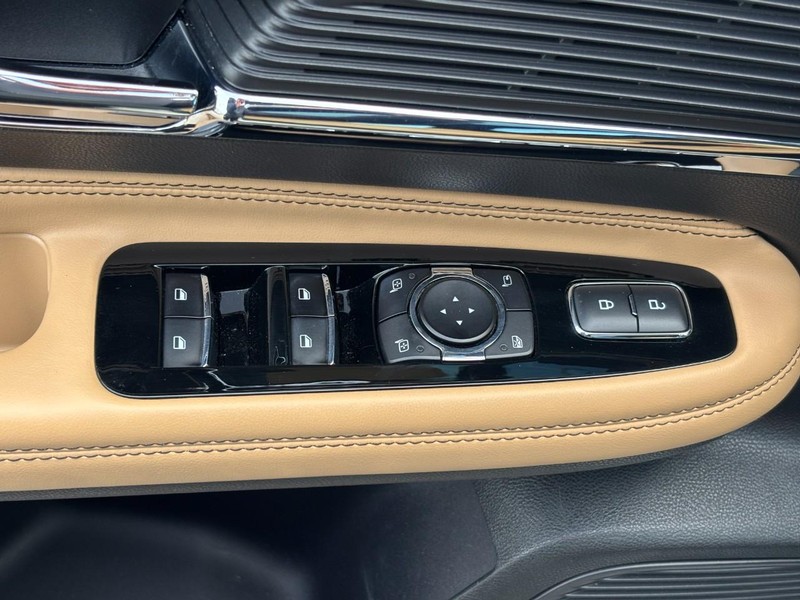 Lincoln Corsair Vehicle Full-screen Gallery Image 16