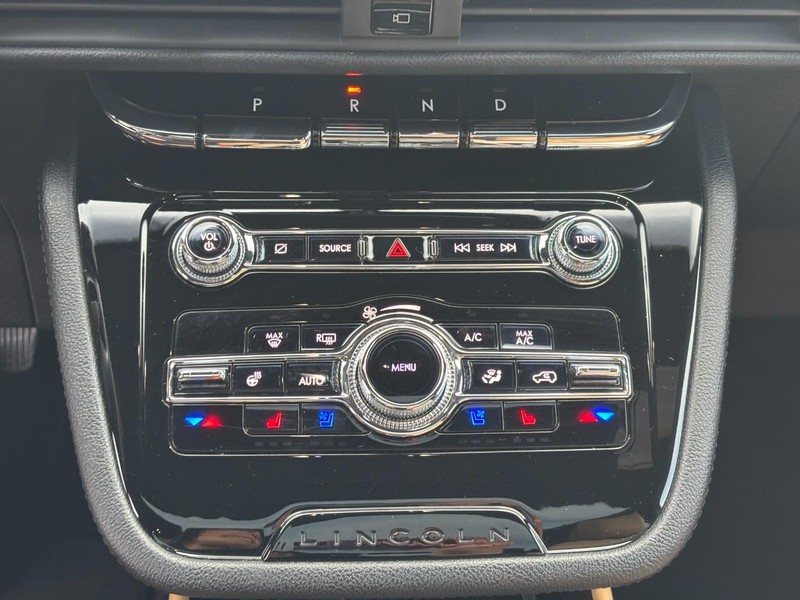 Lincoln Corsair Vehicle Full-screen Gallery Image 24