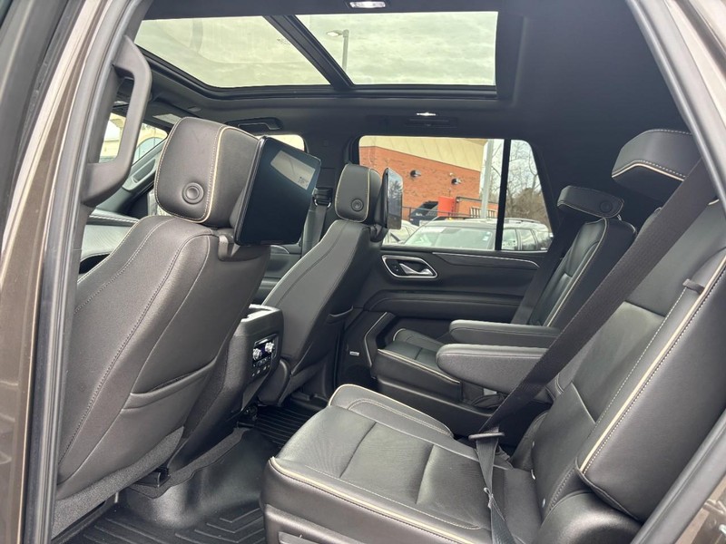 GMC Yukon Vehicle Full-screen Gallery Image 12
