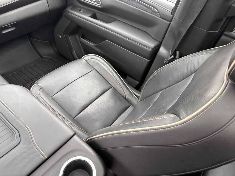 GMC Yukon Vehicle Full-screen Gallery Image 16