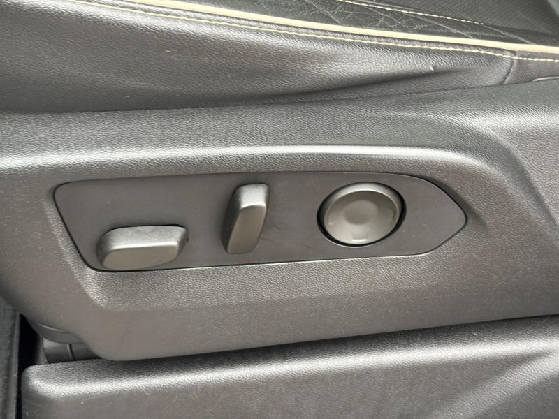 GMC Yukon Vehicle Full-screen Gallery Image 17