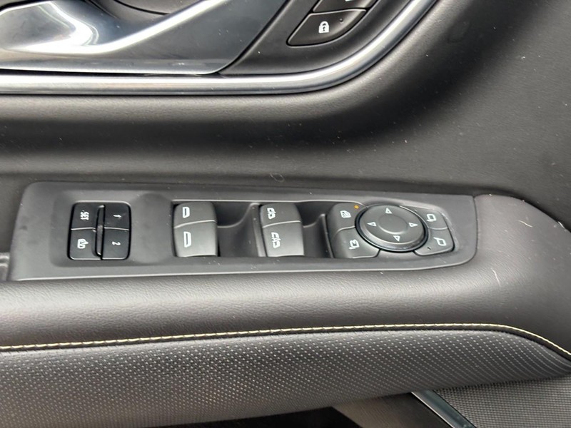 GMC Yukon Vehicle Full-screen Gallery Image 18