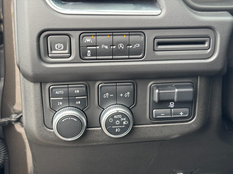 GMC Yukon Vehicle Full-screen Gallery Image 19