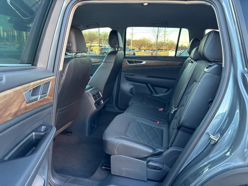 Volkswagen Atlas Vehicle Full-screen Gallery Image 12