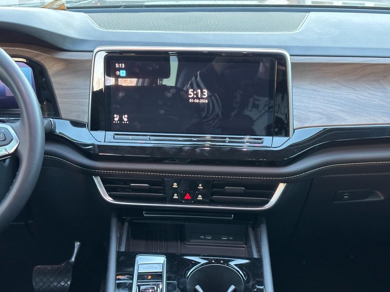 Volkswagen Atlas Vehicle Full-screen Gallery Image 15