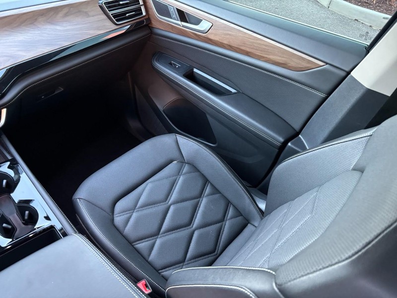 Volkswagen Atlas Vehicle Full-screen Gallery Image 16