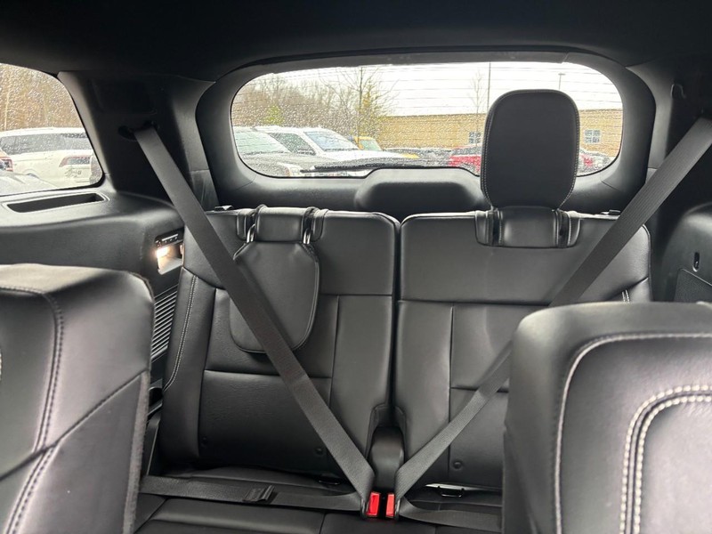 Ford Explorer Vehicle Full-screen Gallery Image 11