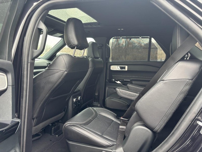 Ford Explorer Vehicle Full-screen Gallery Image 12