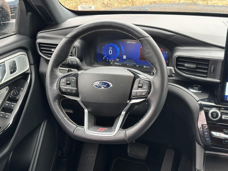 Ford Explorer Vehicle Full-screen Gallery Image 14