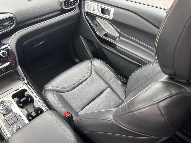 Ford Explorer Vehicle Full-screen Gallery Image 16