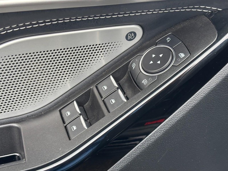 Ford Explorer Vehicle Full-screen Gallery Image 17