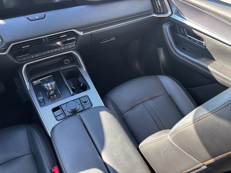 Mazda CX-90 Vehicle Full-screen Gallery Image 16