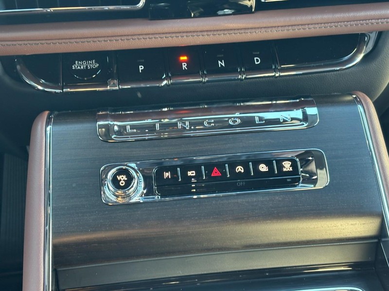 Lincoln Aviator Vehicle Full-screen Gallery Image 27