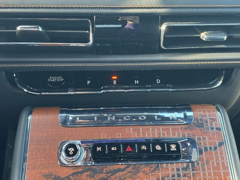 Lincoln Aviator Vehicle Full-screen Gallery Image 26