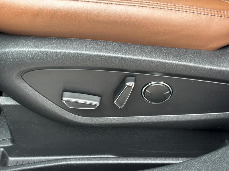 Lincoln Nautilus Vehicle Full-screen Gallery Image 16