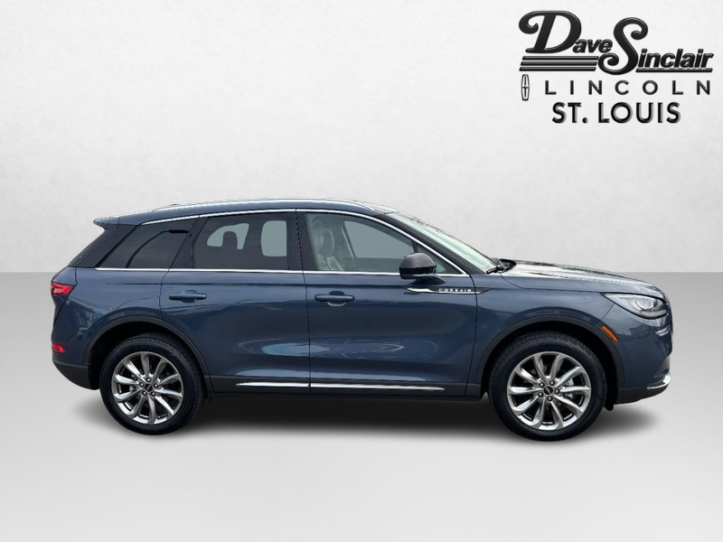 Lincoln Corsair Vehicle Full-screen Gallery Image 04