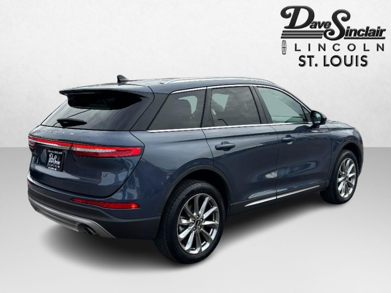 Lincoln Corsair Vehicle Full-screen Gallery Image 05