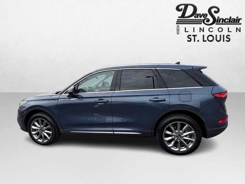 Lincoln Corsair Vehicle Full-screen Gallery Image 09