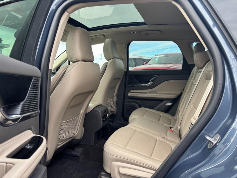 Lincoln Corsair Vehicle Full-screen Gallery Image 11