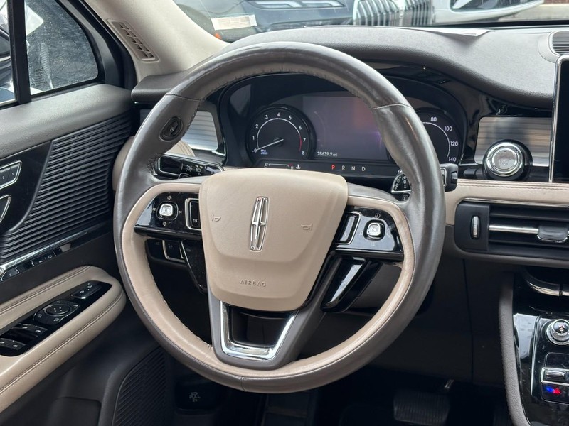 Lincoln Corsair Vehicle Full-screen Gallery Image 13