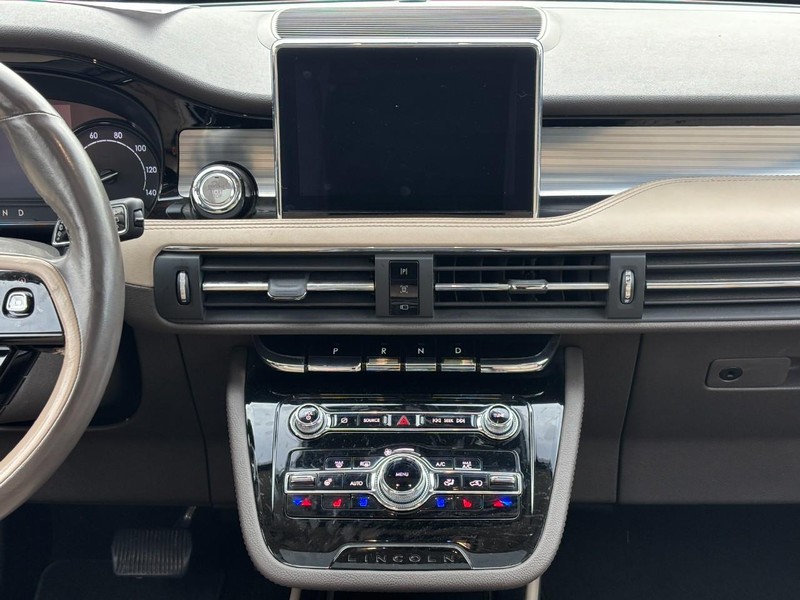 Lincoln Corsair Vehicle Full-screen Gallery Image 14