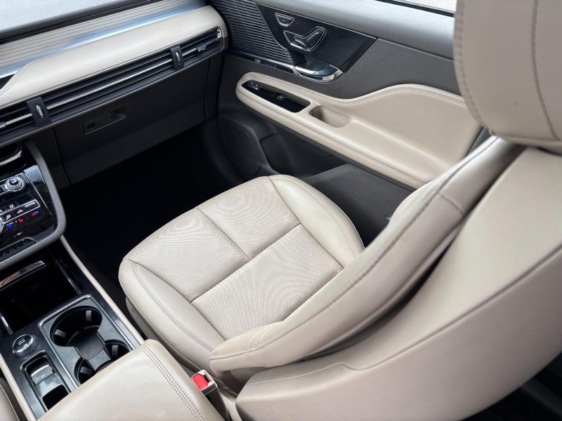 Lincoln Corsair Vehicle Full-screen Gallery Image 15