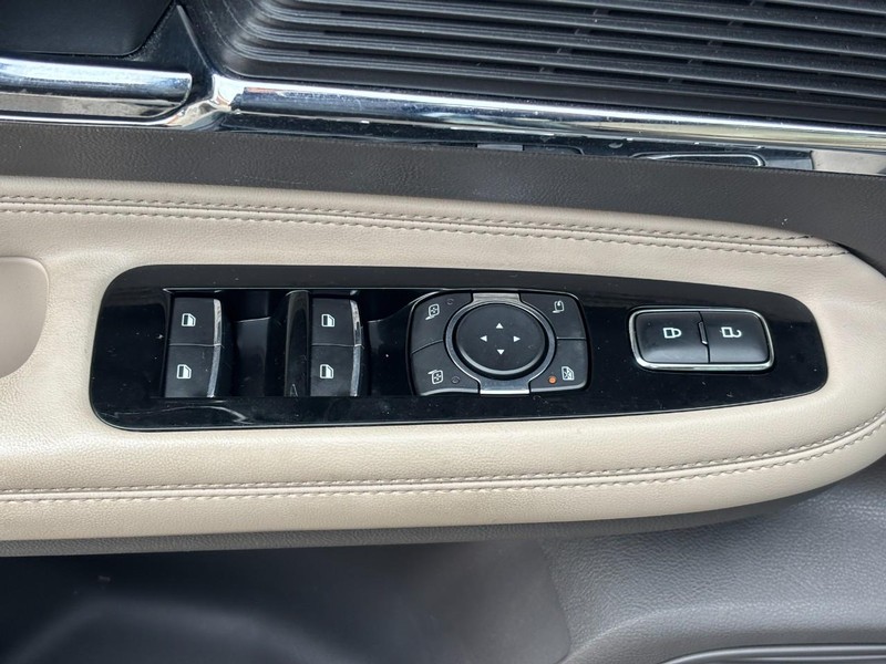 Lincoln Corsair Vehicle Full-screen Gallery Image 16