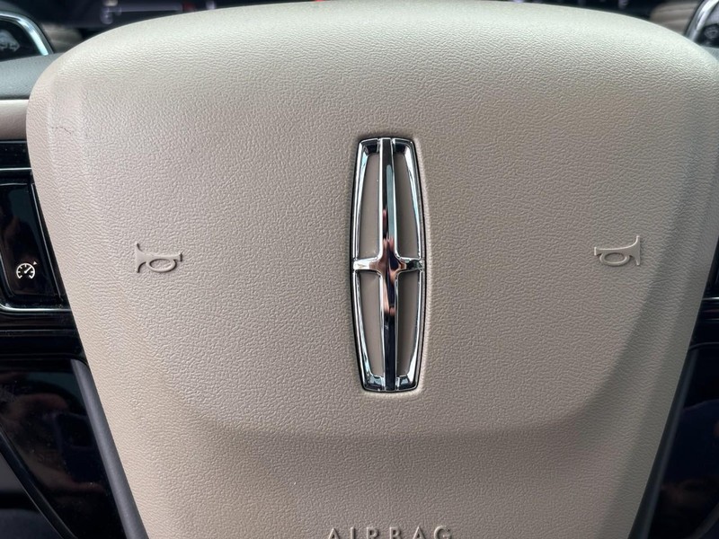 Lincoln Corsair Vehicle Full-screen Gallery Image 19