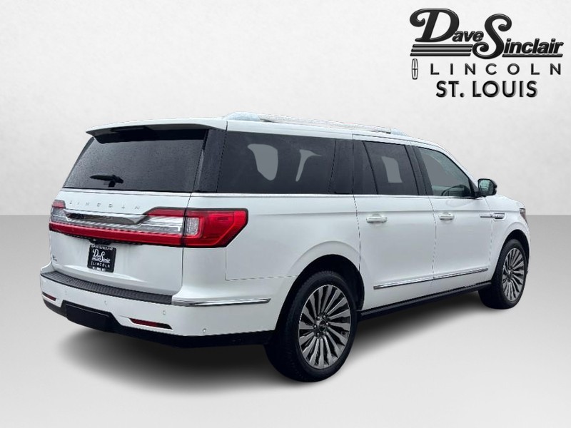 Lincoln Navigator L Vehicle Full-screen Gallery Image 05