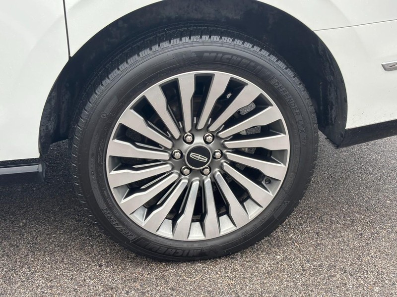 Lincoln Navigator L Vehicle Full-screen Gallery Image 10