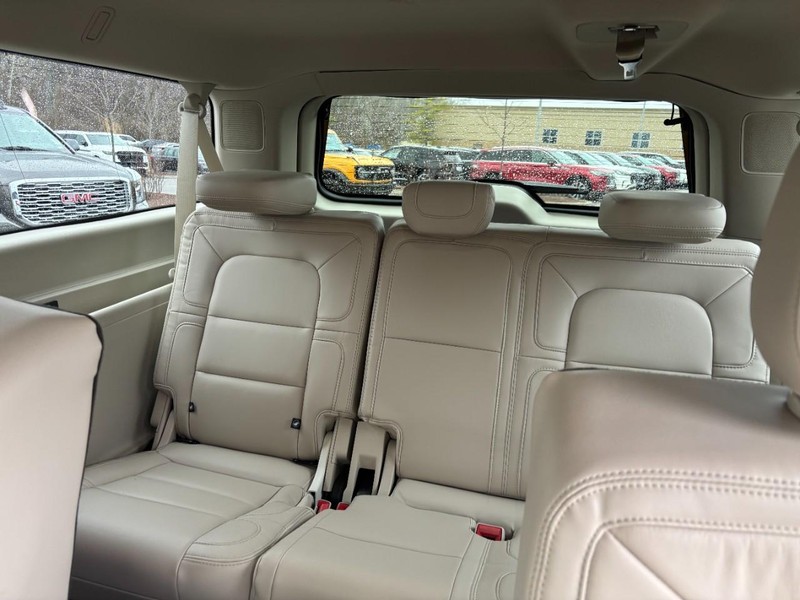 Lincoln Navigator L Vehicle Full-screen Gallery Image 11