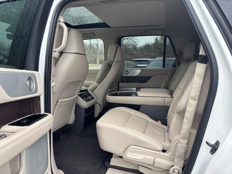 Lincoln Navigator L Vehicle Full-screen Gallery Image 12