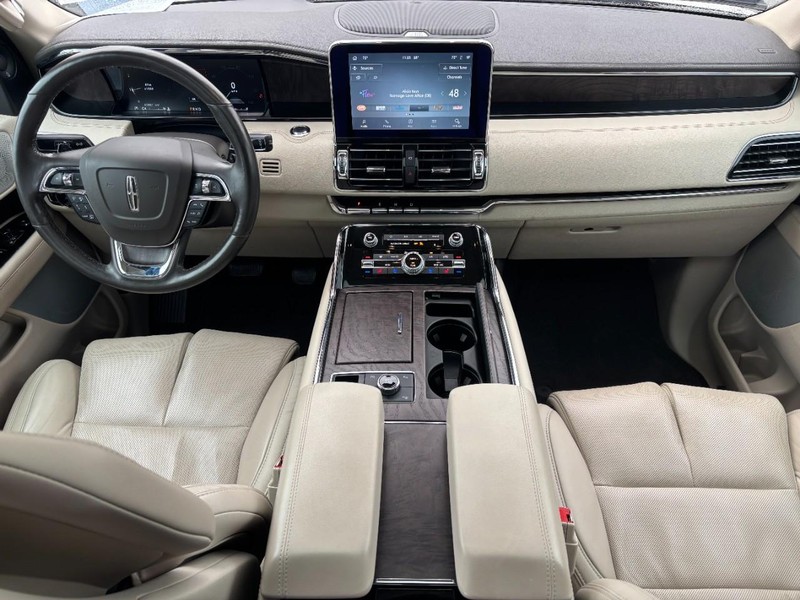 Lincoln Navigator L Vehicle Full-screen Gallery Image 13